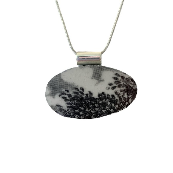 One of a kind broken china necklace - Picture 3 of 10